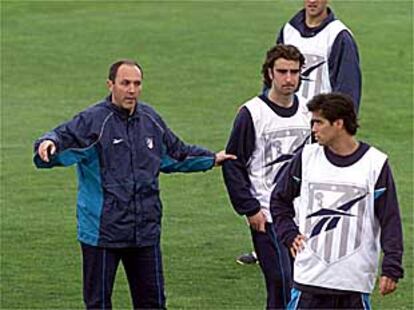 Carlos Cantarero instruye a Carcedo y a Dani en su primer entrenamiento con el Atlético.