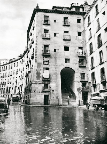 Arco de Cuchilleros, con las escaleras de acceso a la Plaza Mayor.