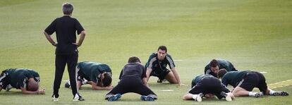 Mourinho observa a sus jugadores, ayer en Valdebebas