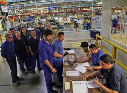 Trabajadores de la planta de Almussafes ante las urnas, ayer. A la izquierda, con gafas, el líder de UGT Gonzalo Pino.