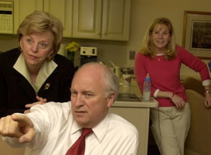 En segundo plano, una sonriente Elizabeth <i>Liz</i> Cheney observa a su padre, el ex vicepresidente de EE UU, Dick Cheney, y a su madre, Lynne.