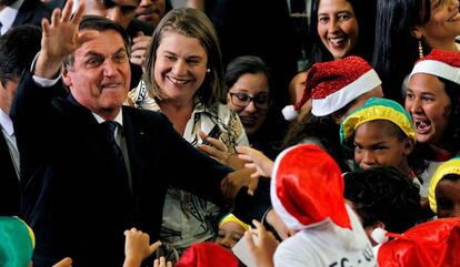 Bolsonaro, con estudientes disfrazados de Papa Noel en Brasilia, el 19 de diciembre.