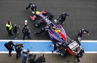 Sebastian Vettel, de Red Bull, rodeado de miembros de su equipo.