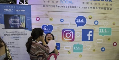 Adolescentes frente a los logotipos de diversas redes sociales.