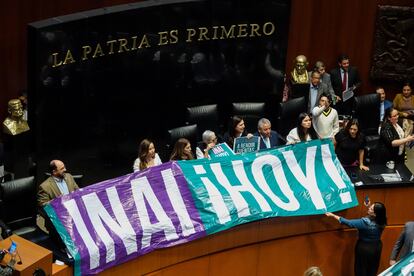 Senadores de oposición extienden una manta a favor del INAI este jueves.