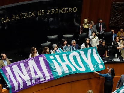 Senadores de oposición extienden una manta a favor del INAI este jueves.