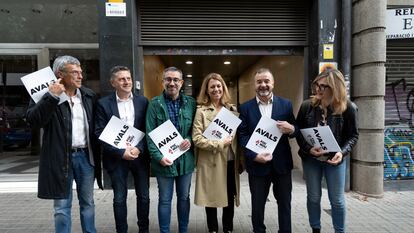 Foc Nou, la candidatura liderada por Helena Solà, tercera por la derecha, ante la sede de ERC, este martes.