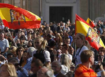 Peregrinos españoles en la ceremonia de beatificación en la vaticana plaza de San Pedro.