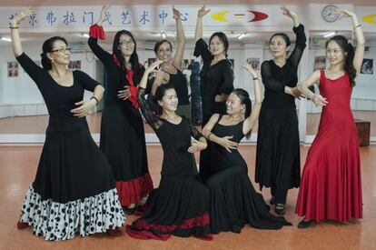 Alumnas de la escuela Portacones, en Pekín, con la profesora Yolanda Santiago (en el centro).
