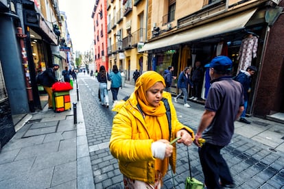 La calle Tribulete, en el barrio de Lavapiés de Madrid, el lunes.