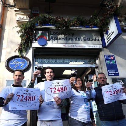 LOGROÑO, 22/12/2024.- La administración número 6 de Logroño, conocida como Lotería María del Carmen, celebra que ha vendido íntegramente el premio de El Gordo de la Lotería de Navidad EFE/Raquel Manzanares
