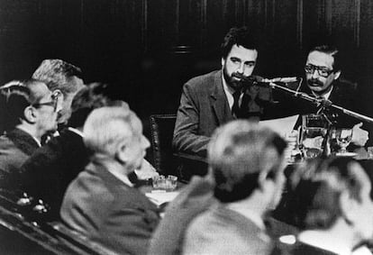Los fiscales Julio César Strassera (derecha) y Luis Moreno Campo (a su lado), durante el juicio, en Buenos Aires en 1985.
