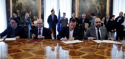 El ministro de Hacienda, Cristobal Montoro, firma con los agentes sociales el pacto por el empleo público.