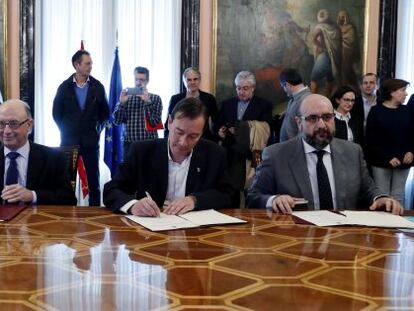 El ministro de Hacienda, Cristobal Montoro, firma con los agentes sociales el pacto por el empleo p&uacute;blico.