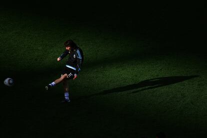 El jugador argentino calientas antes del inicio del partido.