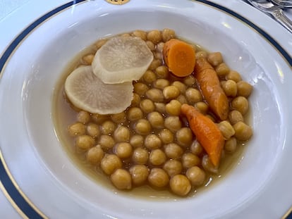 Garbanzos, zanahoria y nabo, uno de los vuelcos de la olla podrida.