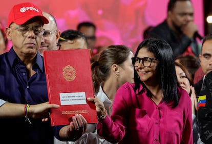 Jorge Rodríguez y Delcy Rodríguez sostienen una copia de la nueva ley petrolera en Caracas, Venezuela, en enero 2026.