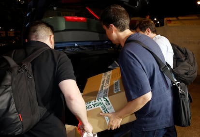 Agentes de la UCO abandonaban en la medionoche del martes la sede en Pamplona de la empresa Servinabar.