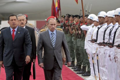 El primer ministro ruso Vladímir Putin, acompañado del presidente venezolano, Hugo Chávez, pasa revista a su llegada al aeropuerto de Maiquetía, cercano a Caracas