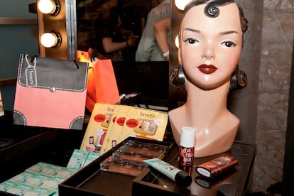 Stand de maquillaje de Benefit donde los invitados podían conseguir un look de los 80.