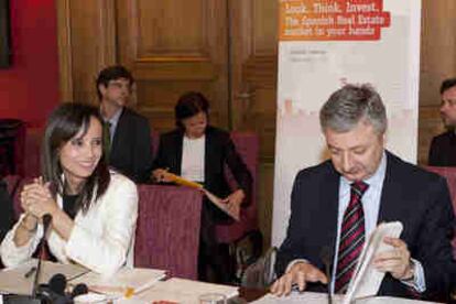 El ministro de Fomento, José Blanco, junto a la secretaria de Estado de Vivienda, Beatriz Corredor, en Londres presentando el mercado inmobiliario español.