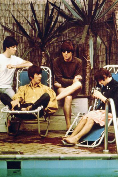 Imagen de The Beatles tomada en la casa de Reginald Owen en Bel Air.