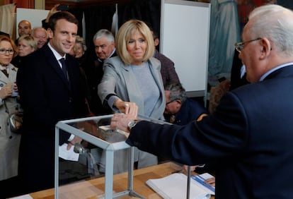 Brigitte Trogneux, mujer de Emmanuel Macron, ejerce su derecho a voto durante la primera vuelta de las elecciones francesas en Le Touquet, al norte de Francia.
