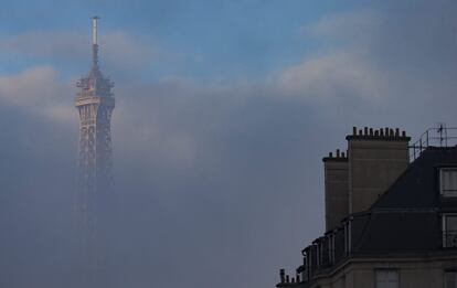 La Torre Eiffel asoma entre las nubes en París (Francia).