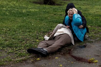 Una mujer llora junto al cuerpo de su padre, muerto durante un bombardeo ruso el pasado 18 de abril en Járkov.