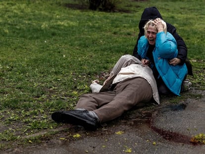 Una mujer llora junto al cuerpo de su padre, muerto durante un bombardeo ruso el pasado 18 de abril en Járkov.