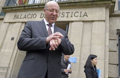 El alcalde, Agustín Fernández, y, al fondo, Áurea Soto, tras declarar en los juzgados.