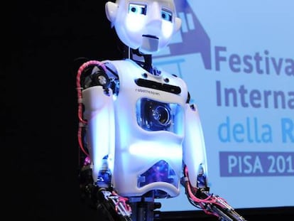 Presentación de un prototio de robot en el festival internacional de robótica, en Pisa (Italia).