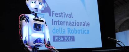 Presentación de un prototio de robot en el festival internacional de robótica, en Pisa (Italia).