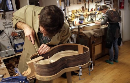 Los hermanos María y Felipe Conde trabajan con dos guitarras en el taller de Felipe Conde, en Madrid.