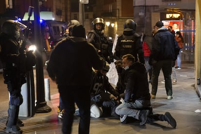 Agentes de paisano detienen a un manifestante en el centro de Madrid.