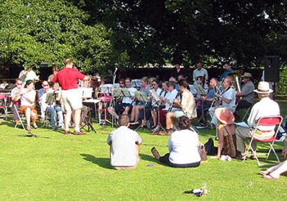 Los espectadores se sientan en plena campiña durante el festival de Dartington.