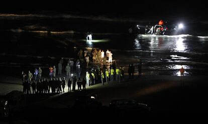 Inmigrantes de Isla de Tierra llegan a la costa marroquí la madrugada del martes.