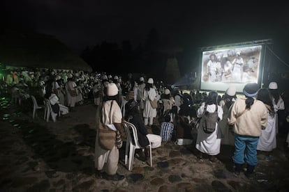 En sillas de plástico o sobre el suelo de piedra, los 8.000 arhuacos —del total de 47.000 que habitan en Colombia— que viven en “el corazón del mundo”, como ellos llaman a Nabusimake, acudieron a ver la proyección.