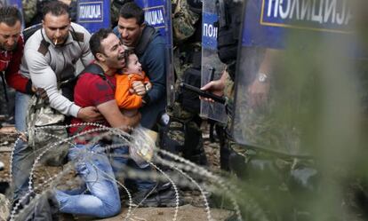 Enfrentamientos entre inmigrantes y policía cerca de la frontera entre Macedonia y Grecia. La policía lanzó gases lacrimógenos contra los refugiados.