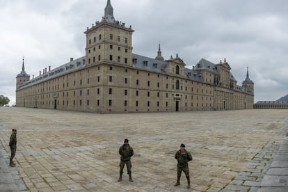 Tres soldados de la Brigada XII Guadarrama patrullan por el El Escorial, a las afueras de Madrid, junto al monasterio. Los soldados son agentes de la autoridad, pero no pueden detener, al no ser policía judicial, una condición que solo tienen los policías y los guardias civiles.