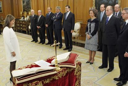 Ana Mato, tras jurar su cargo como ministra de Sanidad ante los Reyes en el palacio de la Zarzuela.