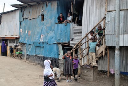 El asentamiento informal de Mathare es uno de los barrios más pobres de Nairobi. Con la mayoría de la población viviendo por debajo del umbral de la pobreza, sus habitantes pueden gastar hasta un 20% de sus ingresos en acceder al agua.