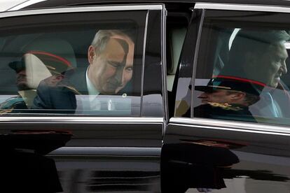 El presidente ruso, Vladimir Putin, llega en su limusina a la inauguración de la cumbre del clima (COP21) celebrada en París.