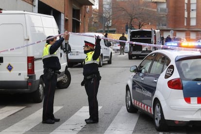 Dos agentes de los Mossos d'Esquadra, en una intervención en Terrassa.