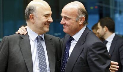 Pierre Moscovici conversa con Luis de Guindos.