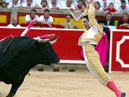 El Fandi, tras clavar un par de banderillas a su segundo toro. 

/ LUIS AZANZA