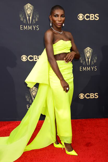 Michaela Coel – La británica fue una de las grandes triunfadoras de la pasada edición de los premios Emmy llevándose a casa el premio a mejor guion por su miniserie Podría destruirte. Para la ocasión eligió un conjunto de dos piezas de color amarillo del emergente diseñador Christopher John Rogers.