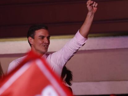 El candidato socialista Pedro Sanchez, este domingo, en el balcón de la sede del PSOE en Ferraz. 