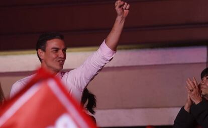 El candidato socialista Pedro Sanchez, este domingo, en el balcón de la sede del PSOE en Ferraz. 