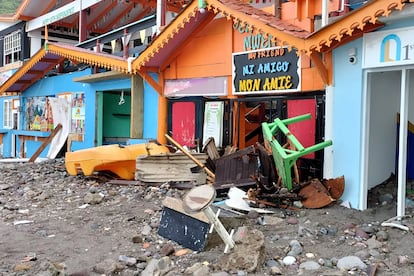 A lo largo de la costa se observan daños a los comercios locales después del paso del huracán 'Beryl' en Soufriere, Santa Lucía.